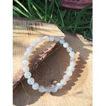 Bracelet labradorite irisée sur planche de bois, perles lumineuses en pierre naturelle, bouclier émotionnel et douceur