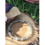 Bracelet labradorite naturelle en cercle sur rondin de bois, perles rondes 6 mm, ancrage subtil et clarté intérieure