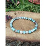 Bracelet larimar 6 mm sur bois en décor naturel, perles bleu turquoise, bleu pastel et blanc nuancé pour lâcher-prise, équilibre intérieur et douceur relationnelle