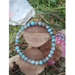 Bracelet larimar 6 mm aux nuances bleu océan sur décor naturel, pierre des Caraïbes pour apaisement émotionnel, calme intérieur et douceur du ressenti