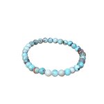 Bracelet larimar sur fond clair, perles bleu turquoise, bleu ciel et blanc nuancé pour relâcher la pression et retrouver une énergie plus sereine