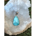 Pendentif larimar véritable sur cristal de quartz naturel, bijou en pierre naturelle relié au calme intérieur, à la clarté émotionnelle et à la fraîcheur apaisante.