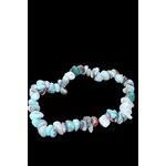 Bracelet larimar baroque sur fond noir profond, éclats bleu ciel, blanc et brun marbré pour stabilité du cœur, clarté émotionnelle et repos intérieur
