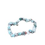 Bracelet larimar baroque sur fond blanc épuré, éclats bleu ciel, blanc et gris pour communication sereine, douceur du cœur et calme intérieur