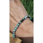 Bracelet larimar 6 mm porté au poignet, perles bleu turquoise et blanc marbré pour lien apaisé, centrage émotionnel et tendresse intérieure