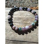 Bracelet tourmaline multicolore 6 mm sur planche de bois, bijou en pierres naturelles pour harmonisation émotionnelle et ancrage serein