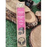 Boîte d’encens Smudge Sticks « Descarga Total » (marque AUM) posée sur rondins de bois et pelouse — encens organique pour rituel de purification/nettoyage énergétique.