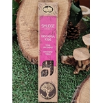 Boîte d’encens organique Smudge Sticks « Descarga Total » (marque Aum) — pack rose/beige posé sur rondins de bois, fond gazon — encens pour rituel de purification