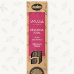 Boîte d’encens Smudge Sticks « Descarga Total » — packshot sur fond décor feuilles — marque AUM — encens organique pour rituel de purification, nettoyage énergétique