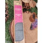 Boîte d’encens Smudge Sticks « Descarga Total » AUM – vue arrière avec notice – posée sur rondins de bois, pelouse et déco symbole Om – encens organique pour rituel de purification/nettoyage énergétique.