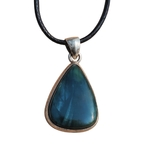 Pendentif goutte en séraphinite véritable sur cordon noir, présenté sur fond blanc, pierre naturelle reliée à la sérénité, au recentrage et à la paix intérieure.