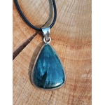 Bijou en séraphinite naturelle cabochon poire avec monture argent 925 sur fond bois, pierre naturelle associée au réconfort, à la stabilité émotionnelle et à la douceur intérieure.