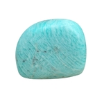 Forme libre en Amazonite sur fond blanc, pierre polie bleu-vert aux marbrures naturelles et inclusions visibles.