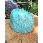 Pierre Amazonite bleu-vert sur rondin de bois en Bretagne, marbrures claires et ambiance minérale douce.
