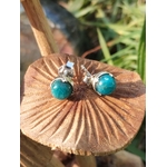Clous d’oreilles argent, cabochons apatite bleu lagon posés sur bois — favorise expression et écoute, confiance