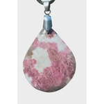 Pendentif goutte en tourmaline rose à surface polie brillante sur fond blanc, bijou en pierre naturelle relié à la douceur intérieure, à l’apaisement et à la sensibilité du cœur.