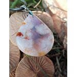 Pendentif goutte en agate « fleur de cerisier » sur feuilles, motifs floraux internes, énergie apaisante sur des champignons