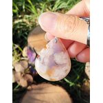 Pendentif agate fleur de cerisier, prise en main, détails pétales internes, ambiance nature et douceur