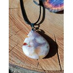 Pendentif agate fleurie sur bois, cabochon poli crème/rose, détail d’aile de papillon, style nature et sérénité