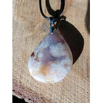 Pendentif agate fleur de cerisier en goutte, posé sur rondin de bois, teintes crème-rose, douceur et sérénité