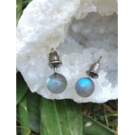 Boucles d’oreilles inox 304 en labradorite bleue aux reflets, sur géode de quartz blanche avec feuille verte ; pierre de protection, intuition et clarté mentale.