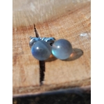 Puces Labradorite naturelles 6 mm, monture inox 304, gros plan avec reflets bleutés