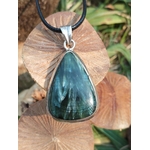 Collier pendentif séraphinite fibreuse au chatoiement vert sur support bois, monture argent 925, bijou en pierre naturelle évoquant la tranquillité, la sensibilité apaisée et l’équilibre émotionnel.