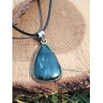 Gros plan sur pendentif en séraphinite avec argent 925, reflets soyeux vert argenté, bijou en pierre naturelle évoquant l’apaisement, la tendresse intérieure et la stabilité émotionnelle.