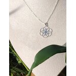 Bijou géométrie sacrée avec pendentif graine de vie en argent massif, chaîne brillante mise en valeur sur buste
