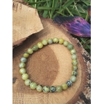 Bracelet serpentine verte 6 mm sur rondin de bois, décor nature et papillon, apaisement et recentrage.