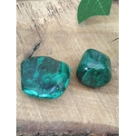 Deux pierres roulées malachite, motifs concentriques — soutien émotionnel, purification symbolique, stabilité