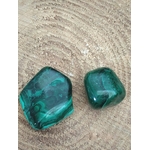 malachite brillant sur fond bois — marbrures typiques, protection émotionnelle, renouveau, transmutation des énergies