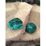 Duo de malachites vert bandé sur rondins de bois — veines concentriques, protection, transformation, équilibre émotionnel