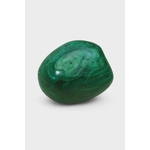 Pierre roulée en malachite verte veinée sur fond blanc, pierre de protection, d’ancrage et de transformation.