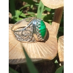 Bague en argent 925 filigrané avec cabochon de malachite, vue latérale sur champignon — équilibre émotionnel et ouverture du cœur (lithothérapie)