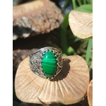 Bague femme en argent 925 filigrané avec cabochon de malachite, posée sur champignon en forêt – ancrage et ouverture du cœur (lithothérapie)