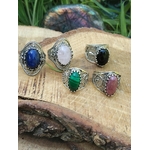 Variantes de bagues cabochon en argent 925 : Malachite, Lapis-Lazuli, Quartz Rose, Onyx, Rhodonite, présentées sur support en bois