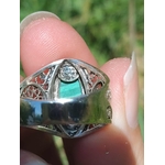 Macro de l’intérieur d’une bague malachite : monture filigrane en argent 925, poinçon 925 visible, finition artisanale