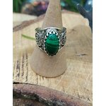 Bague en argent 925 filigrané avec cabochon de malachite, présentée sur cône en bois – ouverture du cœur et ancrage (lithothérapie)