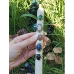 Présentoir avec bagues cabochon en argent 925 (Malachite, Quartz Rose, Rhodonite, Lapis-Lazuli, Onyx), montures filigranées, photo en extérieur