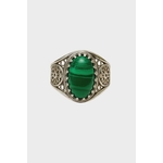 Bague de style bohème en argent sterling 925, cabochon ovale de Malachite naturelle verte, monture artisanale filigranée, photographie sur fond blanc