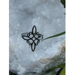 Bague nœud de sorcière réglable en acier inox sur géode blanche, talisman de protection