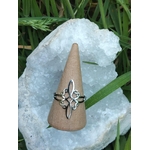 Bague wicca nœud de sorcière sur géode cristalline, ambiance naturelle