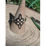 Bague wicca motif nœud de sorcière, anneau réglable, mise en scène nature