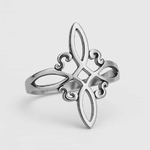 Bague nœud de sorcière en acier inoxydable réglable, bijou ésotérique talisman de protection sur fond blanc.