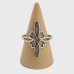 Bague nœud de sorcière en acier inoxydable réglable, bijou ésotérique talisman de protection sur fond blanc. sur un cône en bois