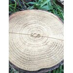 Bracelet Triple Lune doré sur rondin de bois avec herbe autour, bijou ésotérique en acier inoxydable