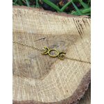 Bracelet acier inoxydable doré Triple Lune sur rondin de bois clair, accessoire spirituel fin et lumineux