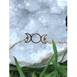 Bracelet Triple Lune en acier inoxydable doré sur géode blanche et herbes vertes, bijou lunaire raffiné.