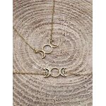 Pendentif et bracelet Triple Lune dorés en acier inoxydable sur bois naturel, duo de bijoux lunaires fins et symboliques